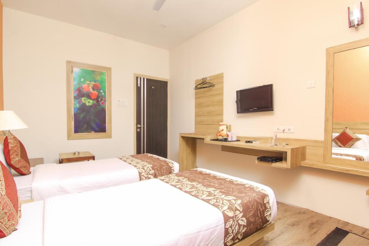 Hotel R B International Varanasi Ngoại thất bức ảnh